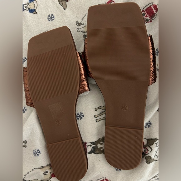 BRAND NEW!! Size10.5 woman’s brown slides/sandels brown, shiny metallic bow - Picture 3 of 3